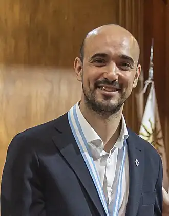 Description de l'image Abel Pintos recibe las Palmas sanmartinianas (cropped).jpg.