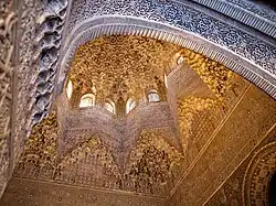La coupole en stalactites de la Salle des Abencérages.