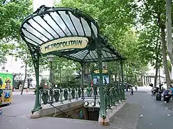 Entrée de métro Guimard à la station Abbesses.