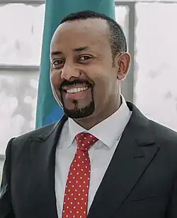 Photographie d'Abiy Ahmed, Premier ministre éthiopien, un homme de couleur de peau noire, aux cheveux et à la barbe noire.