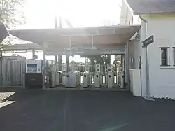 Accès Place de la Libération, quai Paris.