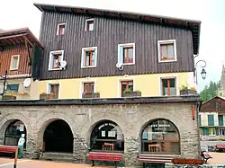 Ancienne halle, actuel office du tourisme, hôtel de ville et bureau de Poste