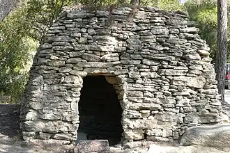 Une borie au-dessus du village.