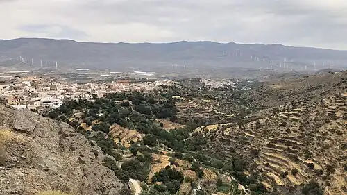 Vue vers le nord : Abrucena à gauche, Abla au centre-droite, et des éoliennes derrière dans le pasillo de Fiñana