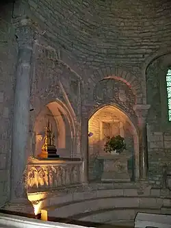 Tombeau épiscopal et niche.