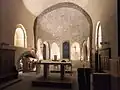 abside romane éclairée, mobilier liturgique, stalles