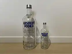 Comparaison de taille d'une bouteille de vodka Absolut de 4,5 L (la plus grosse existante pour la marque Absolut) à côté d'une bouteille de 1 L.