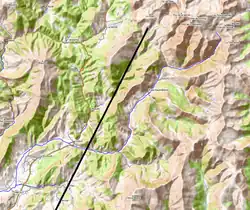 Carte topographique agrandie présentant la zone de l'accident et le relief. Une ligne noire indique la trajectoire de l'avion.