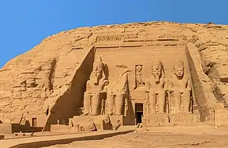 Temple d'Abou Simbel gardé par des colosses de Ramsès II.