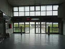 Accès aux quais de la gare en arrivant du métro et de la rue.