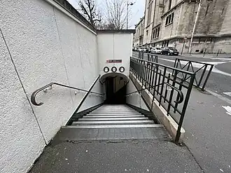 L'accès no&nbsp;2, « Rue Wilhem ».