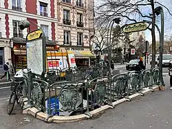 Vue arrière latérale de l'accès à la station.