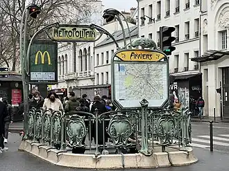 Édicule Guimard de l'entrée de la station.