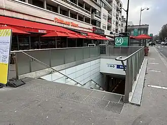 L'accès no&nbsp;4, « Rue Henri Desgrange », avec l'ascenseur au fond.