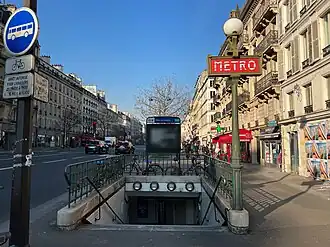 L'une des entrées de la station.