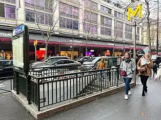 L'accès no&nbsp;3, « Rue Auber » et le Printemps Haussmann au second plan.