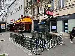 L'accès no&nbsp;1, « Place Jean-Lorrain ».