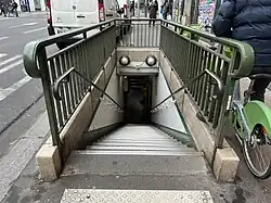 L'accès no&nbsp;3 « Rue du Faubourg-Poissonnière ».