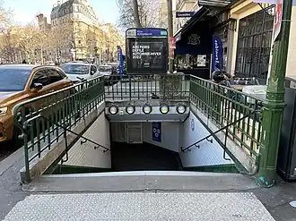 Accès à la station dans l'avenue de Villiers.