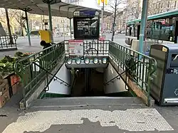 L'accès no&nbsp;1 « Place Stuart-Merrill ».