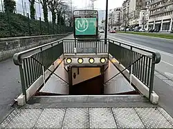 L'accès no&nbsp;4 « Place du Cardinal Lavigerie ».