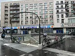 L'accès no&nbsp;3 « Rue Pierre Dreyfus ».