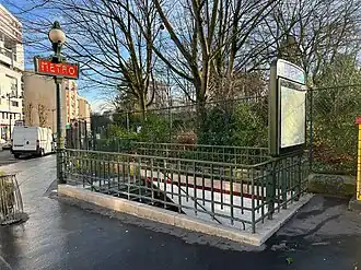 L'un des accès à la station.