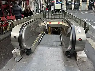 L'escalier mécanique de sortie de l'accès no&nbsp;1.