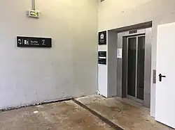 Accès à l'un des ascenseurs du souterrain.