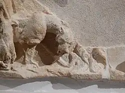 Lionne ou panthère, pedum posé au sol, jambes de bouc.