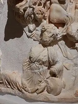 Femme demi-allongée, assoupie.