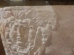 Gorgone du côté gauche, satyre qui s'élance vers le centre.