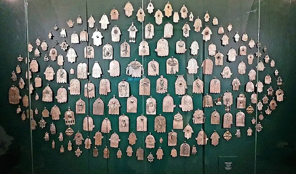 Une collection d'accessoires marocains connus sous le nom de « khmissa ».