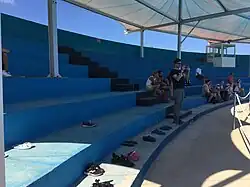 Les accompagnateurs des nageurs au Delphinarium.