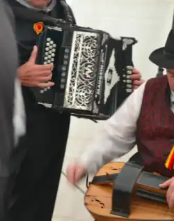 Joueur de vielle à roue et d'accordéon Maugein