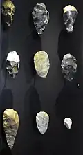 Outils acheuléens dont des bifaces. Silex, 15 - 4&nbsp;cm., 800 000-300&nbsp;000&nbsp;ans av. le présent, Paléolithique inférieur. Abbeville, Saint-Acheul