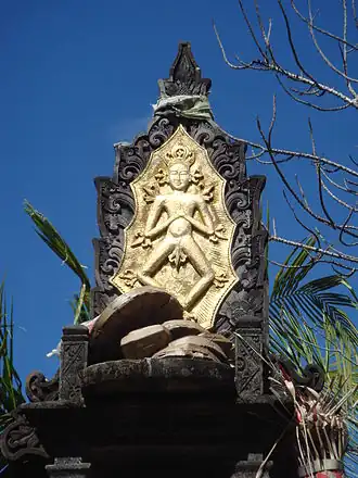 Représentation d'Acintya&nbsp;(en), sur le dossier du trône Padmasana, sous la forme du dieu soleil rayonnant, Jimbaran, Bali.