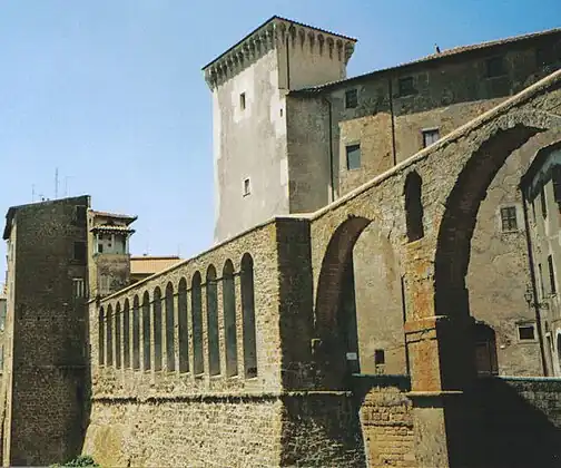 L'aqueduc et palais Orsini.