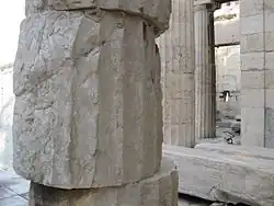 Les fûts des colonnes doriques sur l'acropole d'Athènes sont constituées de plusieurs tambours de marbre empilés.