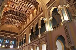 Tribune et plafond peint de la nef.