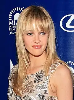Ambyr Childers interprète Candace.
