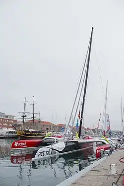 Le trimaran à quai dans le port du Havre