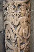 Adam et Eve, sur une colonnette normande, XIIe&nbsp;siècle, leur pudeur est préservée par les serpents.