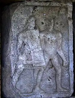 XXIV : Tabula ansata sur le côté droit d'un bouclier de soldat