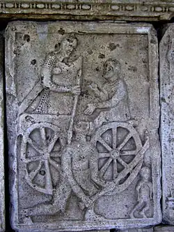 XXXV : un légionnaire romain avec une manica et une lance avec un Dace