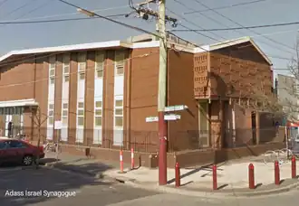 Photographie en couleurs d'un bâtiments aux murs de briques.