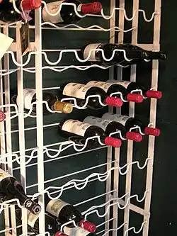 Cave d'un particulier sur portiques métalliques.