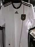 Maillot de l'équipe d'Allemagne de football fabriqué par Adidas.