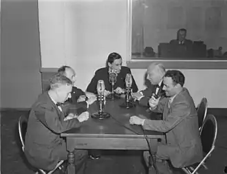 Le 22 février 1945, trois microphones sont posés sur la table des participants de l’émission de Radio-Canada Le Mot S.V.P., animée par Roger Baulu.