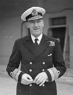 Photographie en noir et blanc d'un homme en uniforme.
